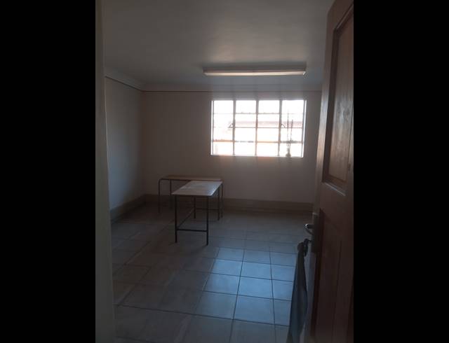 900M² BUILDING TO LET IN APEX